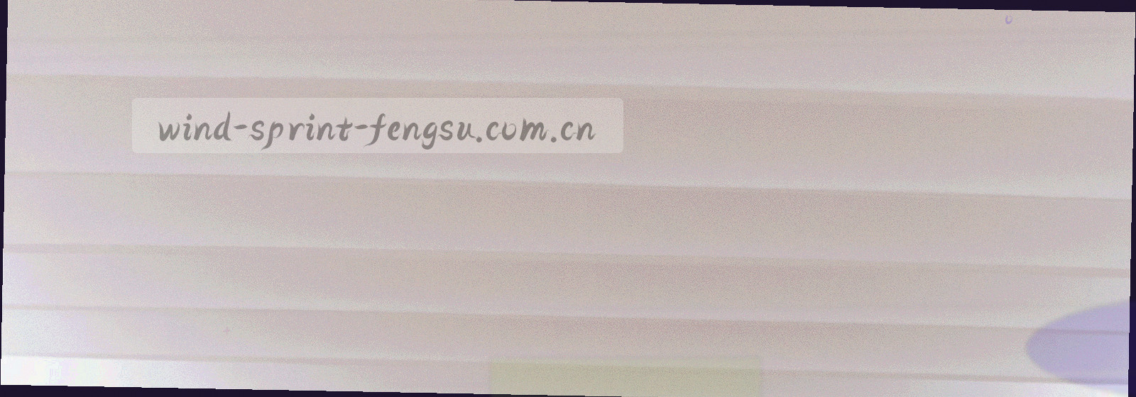 夜晚球场泛光灯下的草皮纹理特写，画面上方压入一条绿色光带